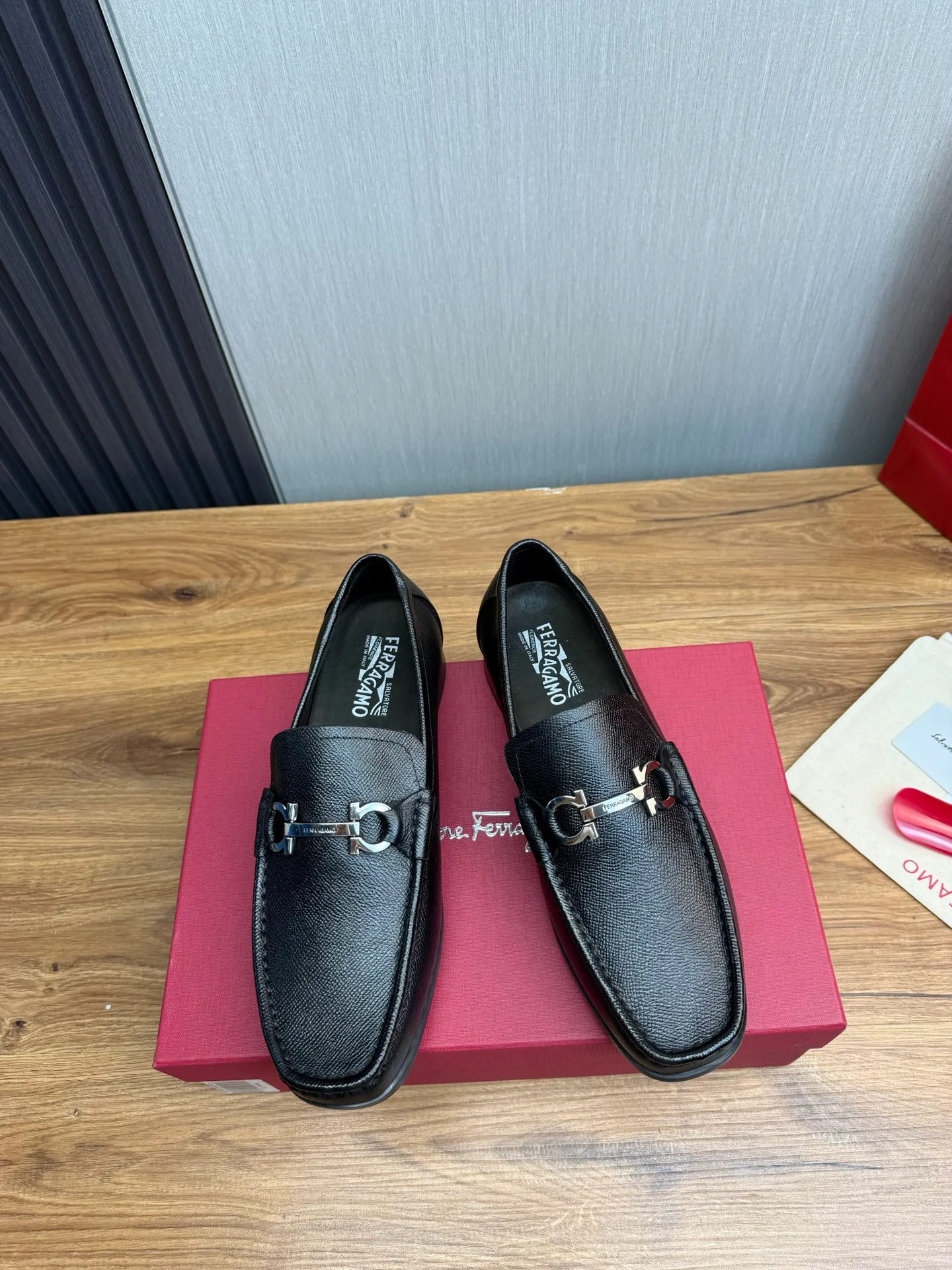 Men's shoes 💰760💰 Ferragamo. [Ferragamo] Men's Loaf leather shoes, the latest hot style, 1:1 original purchase quality, top quality, imported open-edge beaded cowhide leather on the upper, hand-made three-dimensional stitching highlights the round toe design, the inner feet are made of imported cowhide, with original wear-resistant rubber outsole, matching code 39-44, (38, 45 custom-made, non-refundable)